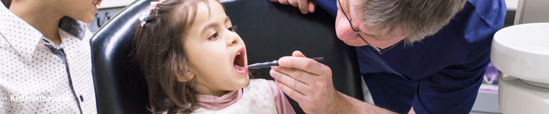 Kieferorthopädie - zu sehen ist eine Behandlungssituation in der Praxis