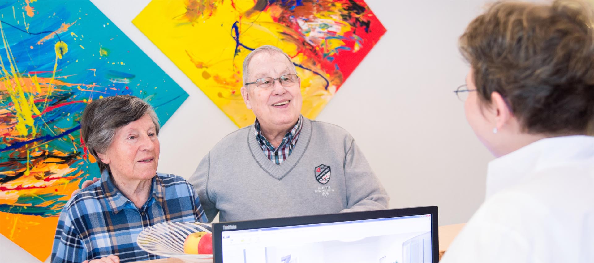 Foto der Praxis Zahnärzte Dr. Beermann - zu sehen ist ein älters Paar an der Rezeption